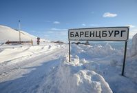 Ein Schild an der Einfahrt zur russischen Bergarbeitersiedlung Barentsburg auf dem Spitzbergen-Archipel (Archivbild) Bild: Michail Woskressenski / Sputnik