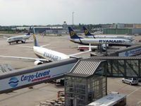 Vier Boeing 737-800 der Ryanair auf dem Flughafen Bremen