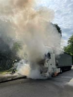 Die brennende Zugmaschine. Bild: Feuerwehr Essen