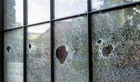 Zerstörte Scheiben am Firmensitz der Rammstein GbR in Berlin-Wilhelmsruh