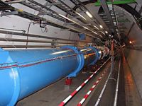 Tunnel des Grossen Hadronen-Speicherrings (LHC) der Europäischen Organisation für Kernforschung ((Französisch: Organisation Européenne pour la recherche nucléaire), bekannt als CERN) mit all den Magneten und Instumenten. Der hier gezeigte Teil des Tunnels befindet sich unter dem LHC P8, in der Nähe des LHCb. Bild: Julian Herzog / de.wikipedia.org 