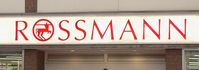 Werbelogo der Firma Rossmann als Leuchtreklame an einem Laden. Bild: Axel Hindemith - wikipedia.org