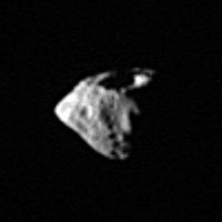 Asteroid Steins aus einer Entfernung von 800 km, aufgenommen mit der OSIRIS-Kamera an Boder der ESA-Sonde Rosetta. Der effektive Durchmesser des Asteroiden ist 5 km, etwa wie vorhergesagt. Die Gestalt ähnelt einem Diamanten. Auf der Nordseite dominiert ein Krater mit mehr als 1.5 km Durchmesser. ESA ©2008 MPS for OSIRIS Team MPS/UPM/LAM/IAA/RSSD/INTA/UPM/DASP/IDA