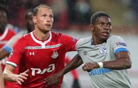 Höwedes in einem UEFA-Champions-League-Spiel gegen Schalke 04 im Oktober 2018 (rechts: Breel Embolo)