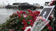 Blumen vor dem Café in Sankt Petersburg, wo der Militärreporter Wladlen Tatarski am 3. April 2023bei einem Bombenanschlag getötet wurde. Bild: Alexei Danitschew / Sputnik
