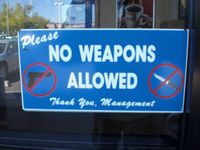 Waffenverbotsschild an einem Schnellrestaurant in Phoenix, Arizona. Bild: Yodokus - wikipedia.org