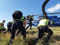 Einsatzkräfte verlegen mit der Super Puma der Bundespolizei von der Kontrollstelle in Schwindratzheim Mautstelle (F) zur Kontrollstelle nach Breisach Bild: Polizei