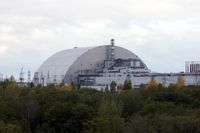 Neue Schutzhülle in finaler Position über dem havarierten Reaktorblock, Oktober 2017
