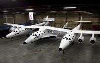 SpaceShipTwo (Mitte), befestigt am Trägerflugzeug White Knight Two