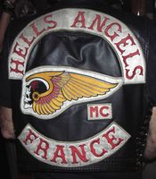 Backpatches auf der Kutte eines Mitglieds der Hells Angels France