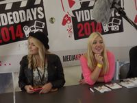 Dagi Bee (links) zusammen mit Bianca „Bibi“ Heinicke auf den Videodays 2014