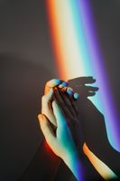 Personen Hände mit Regenbogenfarben