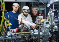 Die Messapparatur im Labor: Dr. René Reimann, Tobias Macha und Prof. Dr. Dieter Meschede vom Institut für Angewandte Physik der Universität Bonn. Quelle: (c) Foto: Volker Lannert/Uni Bonn (idw)