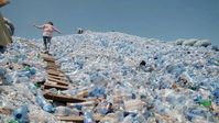 In Tansania fehlt für anfallendes Plastik ein funktionierendes Recycling-System. Bild: "obs/3sat/Christophe Barreyre"