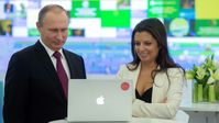 Auf dem Archivbild: RT-Chefredakteurin Margarita Simonjan mit Russlands Staatschef Wladimir Putin, 10. Dezember 2015. Bild: Sputnik / SERGEI GUNEJEW
