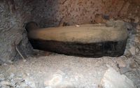 Unberührtes Grab: Hölzernen Sarkophag, der die Mumie einer Frau namens Nehemes-Bastet enthält.
Quelle: Bild: Universität Basel (idw)