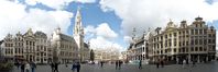 Die Grand-Place (Blick von Südost): links das Rathaus, rechts das Maison du Roi