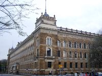 Blick von Norden aus Richtung Sachsenplatz auf das Amtsgerichtsgebäude, in dem das Landgericht Dresden untergebracht ist
