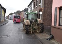 Der Traktor stieß gegen eine Laterne und eine Hauswand. Bild: Polizei