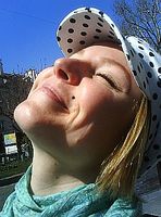 Frau in Frühlingssonne: Vitamin D hält den Körper gesund. Bild: FlickrCC/Franklin