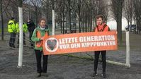 Ein noch junger Baum am Kanzleramt in Berlin wird willkürlich durch sogenannte Klimaaktivisten gefällt. Bild: Screenshot: Twitter @AufstandLastGen/Twitter