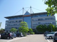 Hauptgebäude der Zentralverwaltung der Hornbach Baumarkt AG in Bornheim (Pfalz).