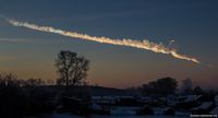 Rauchspur des Meteors von Jekaterinburg aus,[1] etwa 200 km von Tscheljabinsk entfernt