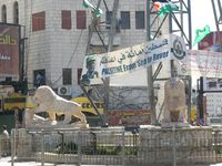 2006: Wahlplakat der Hamas in Ramallah. Auf ihm wird ein „Palästina von der See bis zum Fluss“ gefordert.