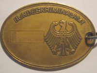 BKA-Dienstmarke (Dienstnummer unkenntlich gemacht)