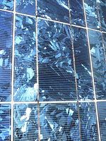 Polykristalline Silizium-Solarzellen in einem Solarmodul Bild: Georg Slickers / de.wikipedia.org