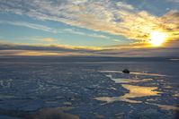 Polarstern in der Zentralarktis (Position ca. 83° N, 130° O): Die AWI-Forscher haben gemessen, dass überwiegend einjähriges dünnes Meereis die Arktis im Sommer 2012 dominiert. Die Eisdecke ist von von offenen Wasserflächen durchzogen, auf dem Meereis finden sich viele Schmelztümpel.
Quelle: © St. Hendricks, Alfred-Wegener-Institut (idw)