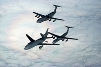 Transportflugzeuge der United States Air Force könnten bei einem Flugverbot, wie im Jougoslvien-Bürgerkrieg, illegal Waffen an Aufständische liefern und so für ein langes Morden sorgen.