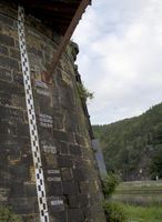 Am 16. August 2002 erreichte das Hochwasser der Elbe im Grenzort Schöna eine Höhe von über elf Metern. Die Markierungen am Bahndamm zeigen, dass die Flut von 2002 nicht das einzige Hochwasser der letzten Jahrhunderte war, aber eines, dessen Dimension über mehrere Generationen nicht mehr erlebt wurde.
Quelle: Foto: Tilo Arnhold/UFZ (idw)