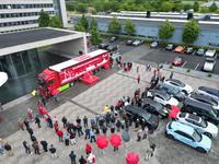 Elektrotruck mit 48 E-Fahrzeuge und 120 Teilnehmern vor dem Danfoss-Hauptsitz, Nordborg, Dänemark / Weiterer Text über ots und www.presseportal.de/nr/172799 / Die Verwendung dieses Bildes für redaktionelle Zwecke ist unter Beachtung aller mitgeteilten Nutzungsbedingungen zulässig und dann auch honorarfrei. Veröffentlichung ausschließlich mit Bildrechte-Hinweis. Bildrechte: Danfoss GmbH Fotograf: danfoss