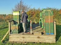 Ein Mitarbeiter des Stader Kreis-Veterinäramtes nimmt die sichergestellten Bienenbeuten in Augenschein. Foto: Landkreis Stade Bild: Polizei