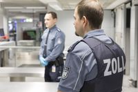 Gepäckkontrolle am Flughafen. Bild: Zoll