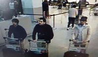 Ein Videoüberwachungsbild der drei mutmaßlichen Attentäter am Flughafen: Die beiden schwarz gekleideten Personen sind mutmaßlich bei dem Selbstmordattentat umgekommen, während nach der weiß gekleideten dritten Person derzeit gefahndet wird.
