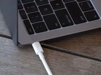 MacBook pro mit Kopierschutzstecker (Dongle)