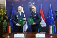 Generalleutnant Ingo Gerhartz und Brigadegeneral Nandor Kilian nach der Unterzeichnung der gemeinsamen Vereinbarung in Budapest.
