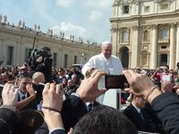 Die Gläubigen umjubeln Papst Franziskus /  Bild: "obs/ZDF/ZDF/Jürgen Erbacher"