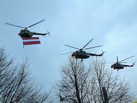 Lettische Hubschrauber - eine Mi-2 und zwei Mi-17 während einer Militärparade (Symbolbild). Bild: Victor Lisitsyn / www.globallookpress.com