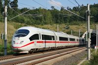 Ein ICE 3 am Oberhaider-Wald-Tunnel auf der Schnellfahrstrecke Köln–Rhein/Main