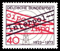 Briefmarke: 50 Jahre Interpol, Briefmarke von 1973 (Entwurf: Karl Oskar Blase).