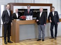 Dr. Markus Miele, Geschäftsführender Gesellschafter von Miele, Frits Schultink, CFO von Eurofilters, Dr. Reinhard Zinkann, Geschäftsführender Gesellschafter von Miele, Jan Schultink, CEO von Eurofilters, und Dr. Stefan Breit, Geschäftsführer Technik von Miele (v.l.n.r.) Bild: Miele & Cie. KG Fotograf: Foto: Miele