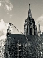 Sturmschaden am Frankfurter Dom durch Gerüst und Kran am Dach des Südquerhauses (10. Februar 2020)