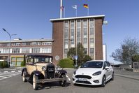 Ford-Werkjubiläum: Vor 90 Jahren beginnt Kölner Erfolgsgeschichte mit der Grundsteinlegung der Ford-Werke / Der Kölner Dauerbrenner und sein Urahn: Das Modell A (li.) ist die erste Pkw-Baureihe, die Ford in Köln produziert hat. Der Fiesta EcoBoost Hybrid, aus der aktuellen, achten Fiesta-Generation, ist die erste elektrifizierte Variante des Kölner Kleinwagens. Die beiden Ford-Modelle stehen vor der Halle A, deren Grundstein Henry Ford und Konrad Adenauer am 2. Oktober 1930 legten. / Weiterer Text über ots und www.presseportal.de/nr/6955 / Die Verwendung dieses Bildes ist für redaktionelle Zwecke honorarfrei. Veröffentlichung bitte unter Quellenangabe: "obs/Ford-Werke GmbH/Friedrich Stark"