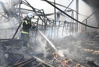 Ein Donezker Feuerwehrmann beim Löschen eines Brandes, der im Einkaufszentrum "Galaktika" durch ukrainschen Beschuss verursacht wurde, Aufnahme vom 24. August. Bild: Ilja Pitalew / Sputnik