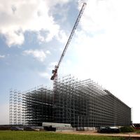 Das Hochregallager im Distributionszentrum Biebesheim am Rhein mit 55.000 Stellplätzen für Europaletten während der Bauphase.[3]