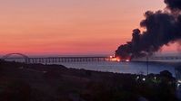 Auf dem Bild: Flammen und Rauch auf der Krim-Brücke, 8. Oktober 2022.