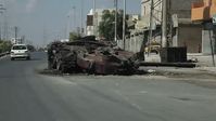 Syrien: A destroyed tank on a road in Aleppo.